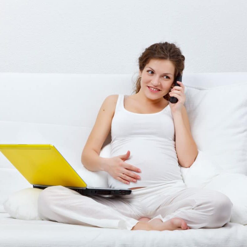 Young,Pregnant,Woman,Speaking,On,The,Phone
